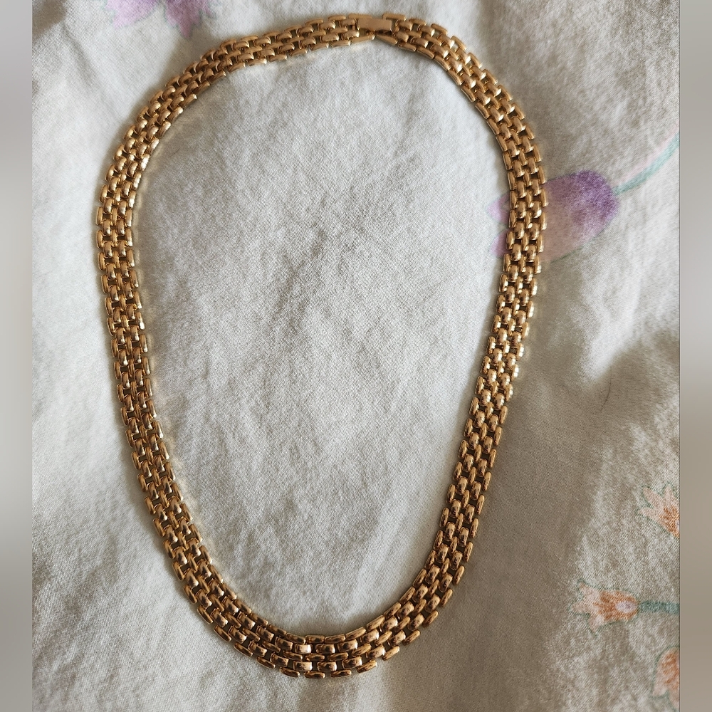 Beautiful gold tone collar necklace
